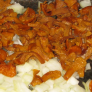 Friptură de pui cu ciuperci într-o oală (oală) Friptură de pui cu ciuperci în oală