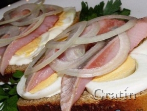 Многослойный сэндвич с сельдью