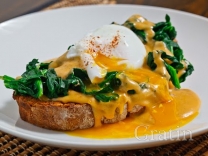 Яйца-пашот со шпинатом под яично-луковым соусом
