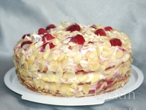 Бисквитный торт с малиной и персиками