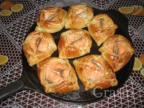 Расстегаи с сёмгой с шафранным бульоном Расстегаи с сёмгой с шафранным бульоном